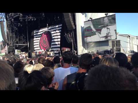 Blink 182 - Tom tells Brooks' joke (Melbourne Soundwave 2013)