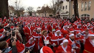 Cientos de Papás Noel corren por Michendorf, Alemania, en la carrera navideña anual