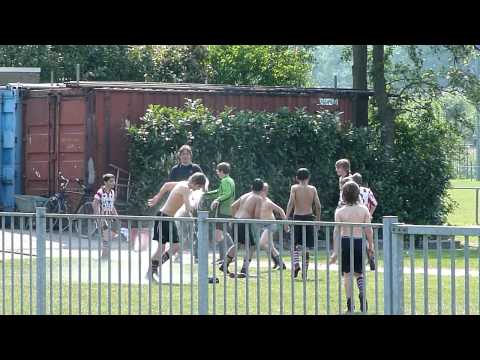 23 apr 2011 - Groote Lindt D2 - de kampioenen worden schoongespoten na de duik in de sloot