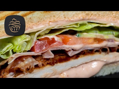 Crispy. Juicy. Irresistible – the perfect club sandwich! 🔥