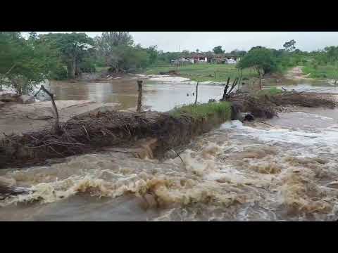 Enchentes causa transtornos aos moradores de Jucati e Capoeiras  PE