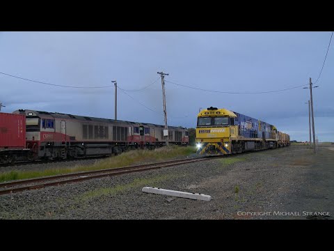 Damaged SCT 7922V Container Train Crosses Pacific National 5MP2 Steel Train (24/9/2020) - PoathTV