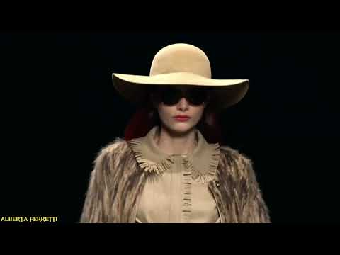 Louise Robert Fall Winter 2022 Runway Collection