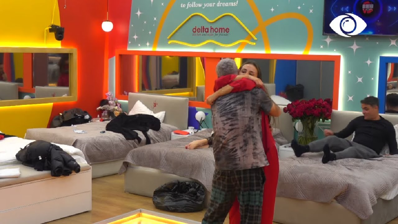 Banorët dëgjojnë këngën e Luizit për Kiarën