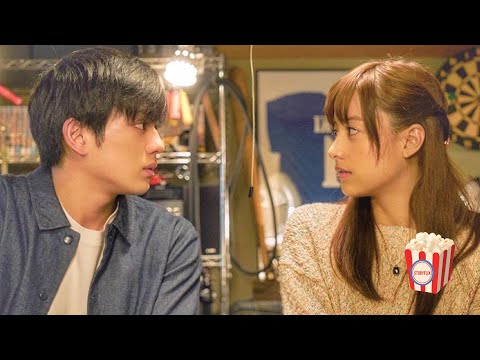 An ordinary student suddenly becomes a bone of contention for the two most popular boys in school