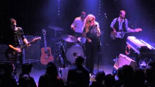 Lou Doillon - Defiant à Arles