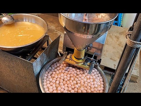 The fastest Chefs in Thailand. Cooking Meatballs.