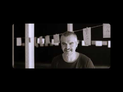 XIULA - MIRADA ESTRÁBICA (castellano) feat. CLARA PEYA (Videoclip Oficial)