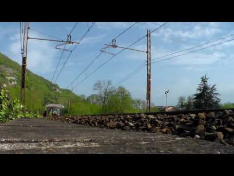 IL SALUTO DEL REGIONALE IN TRANSITO SULLA LINEA LENTA DEI GIOVI A RIGOROSO.(AL) 15 - 4 - 2017