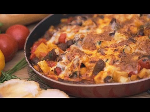 صينية السجق مع الخضار والجبن بالفيديو