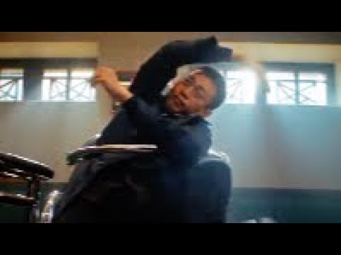 El hombre, sin darse cuenta, terminó encerrándose en la sala de interrogatorios.#películaexplicada