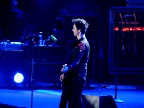 Billie Joe singing Sweet Child O`Mine-Live