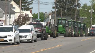 GENESEE COUNTY/One last tractor ride for Carl