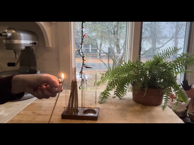 Vídeo relacionado con Wooden Upside Down Incense Holder - Ceramic Incense Burner | Flower Shape Tray | Incenses Stick Holder with Leaf Shaped Base for Yoga Spa Room Living Room Bedroom Home Decors
