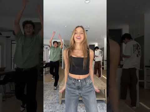 Bounce when she walk👏