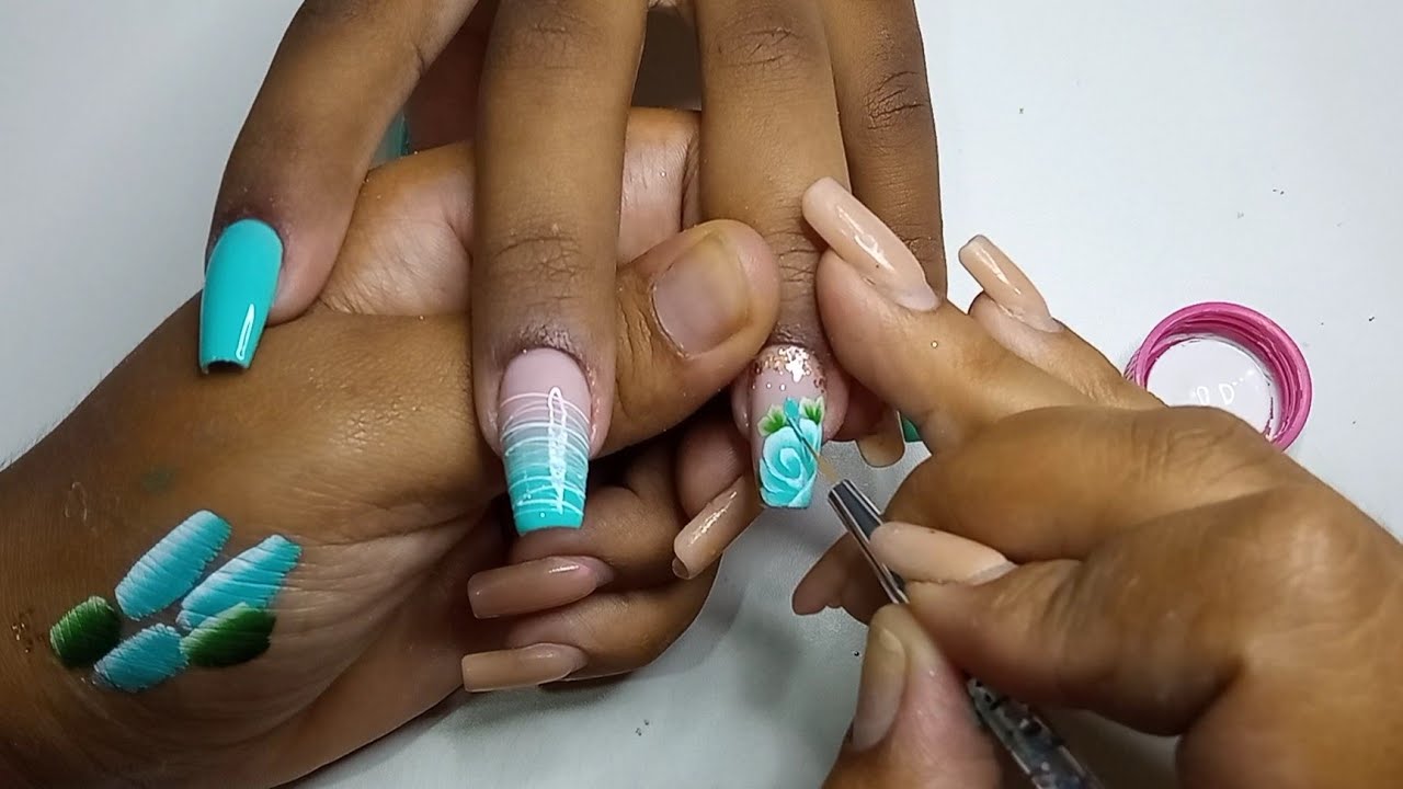 Unhas postiça realista decorada com esmaltação em gel