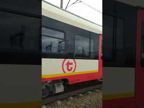 Trens poloneses Transporte terrestre urbano. SKM Warszawa #shorts #wotmyvideos