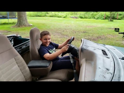 10-jähriger Junge fährt manuellen Ford Ranger || ViralHog