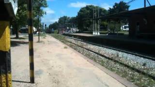 preview picture of video 'Sayago. Locomotora 2003 de carga rumbo a Peñarol'