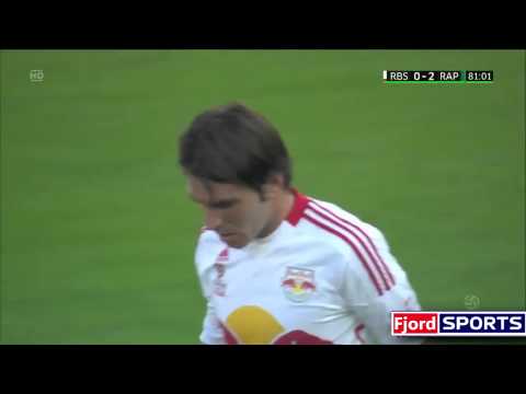 Jonathan Soriano falla un penalti mandándolo a las nubes.