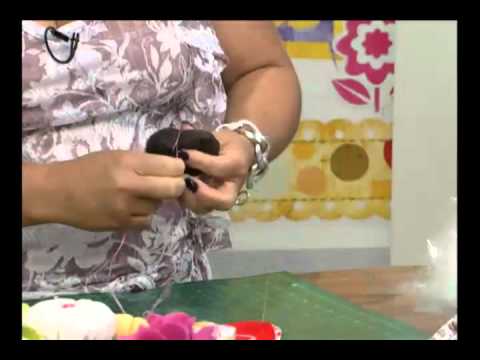 Mulher.com 15/12/2011 - Cobre bolo com fuxico em feltros 1/2