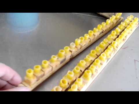 Изготавливаем восковые мисочки и наващиваем рамочки к будущему сезону.