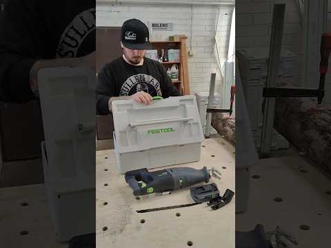 The Festool RSC 18 cordless reciprocating saw handles this thick apple tree trunk fast and clean.