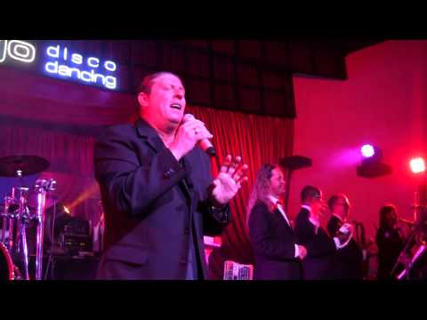 suona chitarra - orchestra omar codazzi