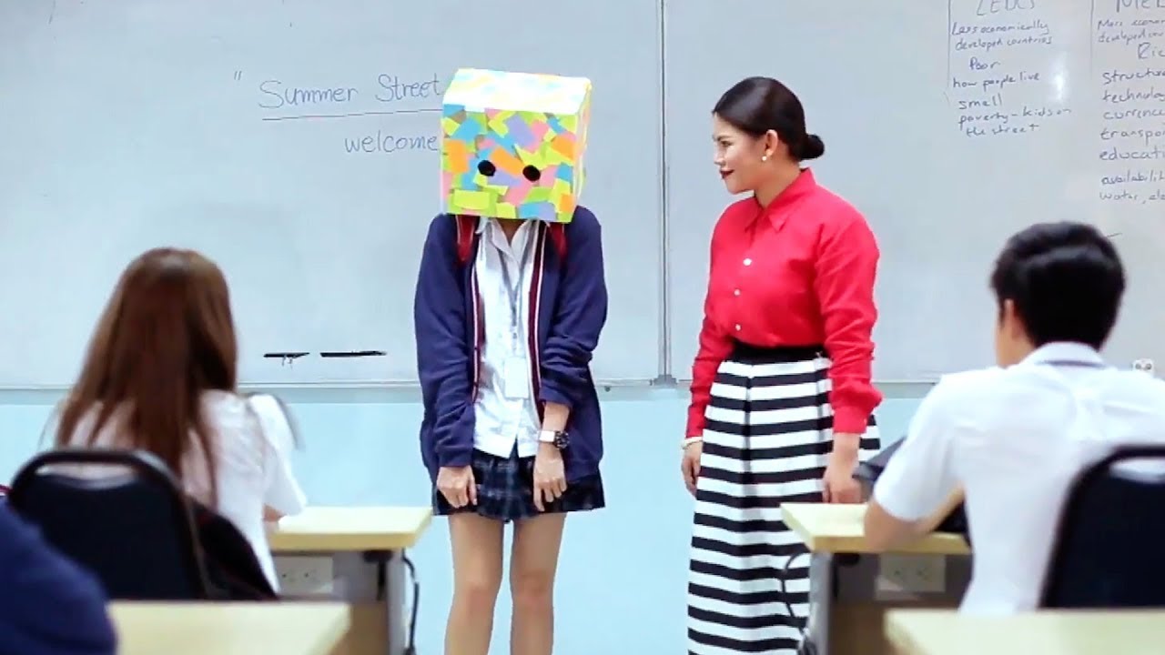 Una Ragazza Indossa Sempre Una scatola Perché Si Crede Brutta, Ma Sorprende Tutti Quando La Toglie