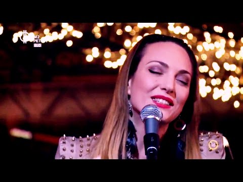 VOGA VIKI - BEAUTY IN THE MOMENT (LIVE ACOUSTIC)