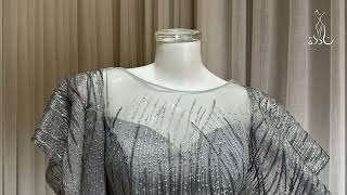 فستان فضي طويل بطبعات خطوط لامعة وأكمام قصيرة واسعة