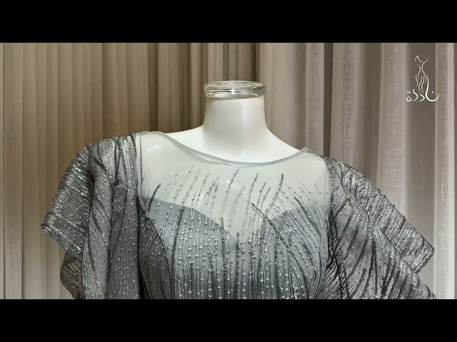 فستان فضي طويل بطبعات خطوط لامعة وأكمام قصيرة واسعة