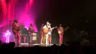 Kacey Musgraves - "Family Is Family"