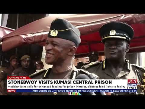Musician joins calls for enhanced feeding for prison inmates, donates food items to facility.