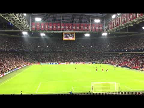Mani Marley tijdens de rust van Ajax - AEK Athene (Everything’s gonna be alright)