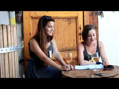 Gáll Anna és Gyüdi Eszter - köszöntő az Ábrahám pincénél