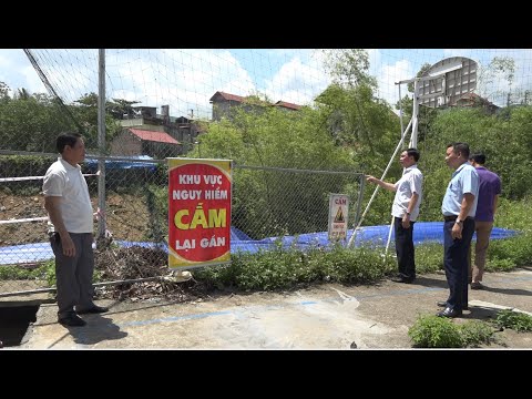 Bí thư Huyện ủy Bảo Yên Nguyễn Anh Chuyên kiểm tra điểm sụt lún tại trường THCS số 1 Phố Ràn