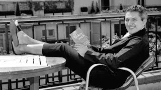 Liberace arrives in Paris (1955)