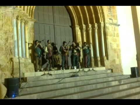 Grupo Al   Medievo na fachada da Sé