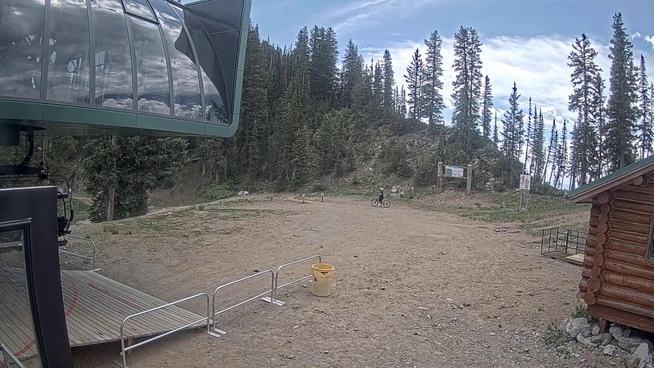 Live webcam view of Top of Crest Lift
