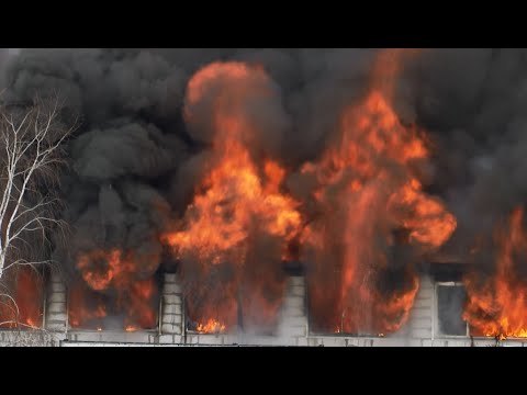 На Калинина загорелся склад автозапчастей