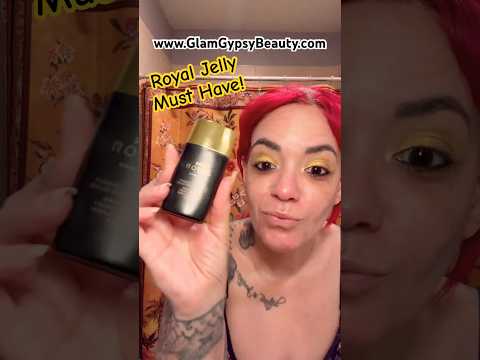 Obsessed w/ this JAFRA foundation & setting powder combo! Contains our famous Royal Jelly (RJx) 🐝