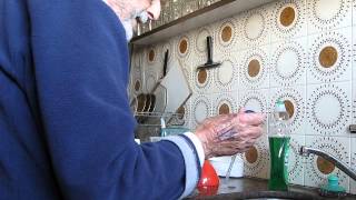 חיסכון שימוש בנוזל לניקוי כלים (ידידנו היקר משה רצון ז"ל) - התמונה מוצגת ישירות מתוך אתר האינטרנט יוטיוב. זכויות היוצרים בתמונה שייכות ליוצרה. קישור קרדיט למקור התוכן נמצא בתוך דף הסרטון