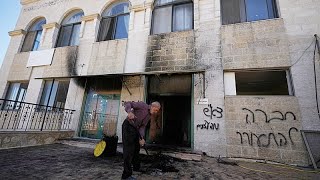 Colonos israelíes incendian mezquita en la aldea cisjordana de Jiljilya