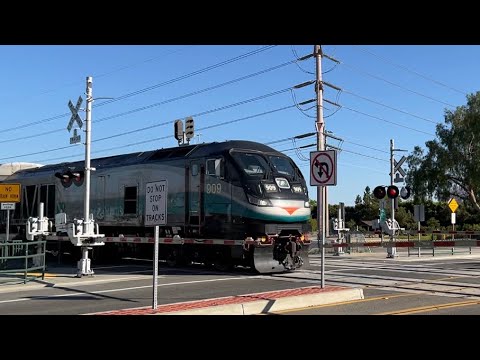 Metrolink F125 909 at Harvard Ave. Railroad Crossing (Irvine, CA)