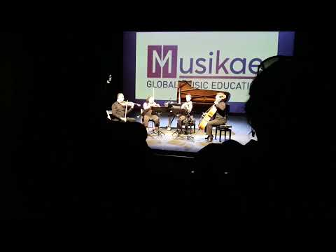 Komitas/Aslamazyan - Chinar es (She's slender like a plane-tree)