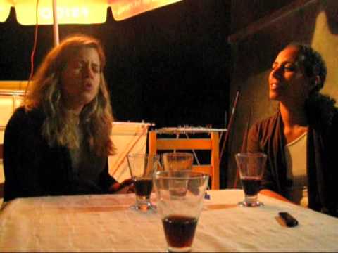 cantando bajo las estrellas.