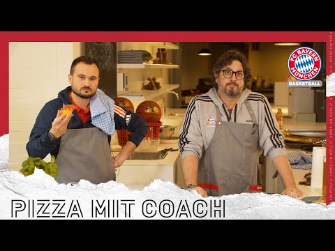 Pizzabacken mit Coach Andrea Trinchieri und Adriano Vertemati | FC Bayern Basketball