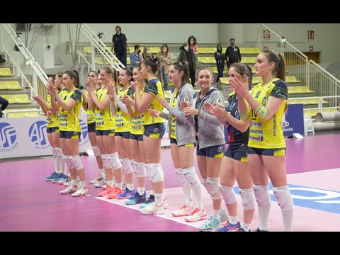 I TIFOSI DELLA TECNOTEAM APPLAUDONO LE GUERRIERE A FINE PARTITA: UNA STAGIONE DA RICORDARE, BRAVE!