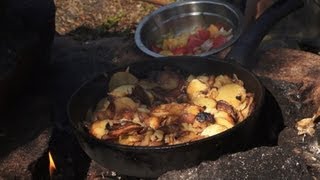 preview picture of video 'Жарка картофеля в походных условиях. Ладога - шхеры'